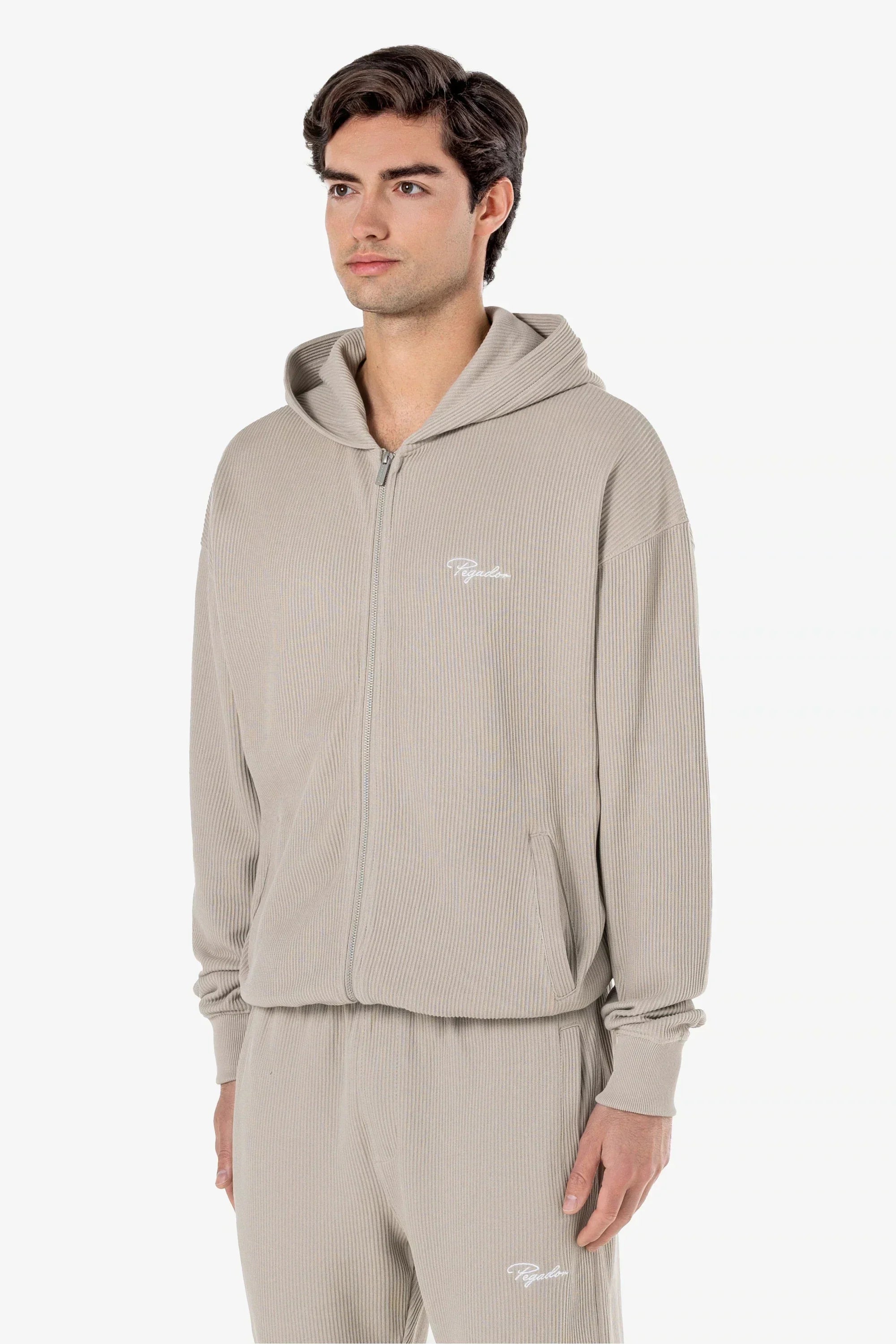 Chaqueta Rebrasta Oversized Pranašena en Gris Oscuro y Blanco