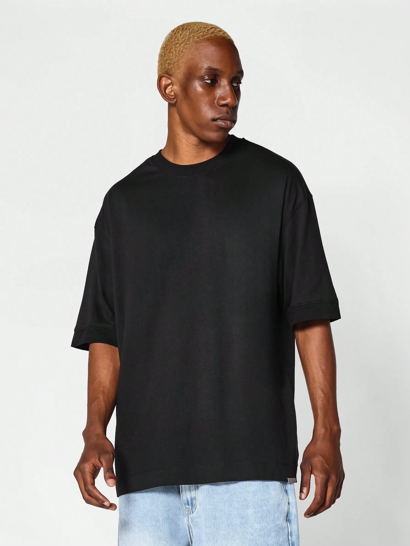 Bram | Camiseta negra oversized estilizada para el verano