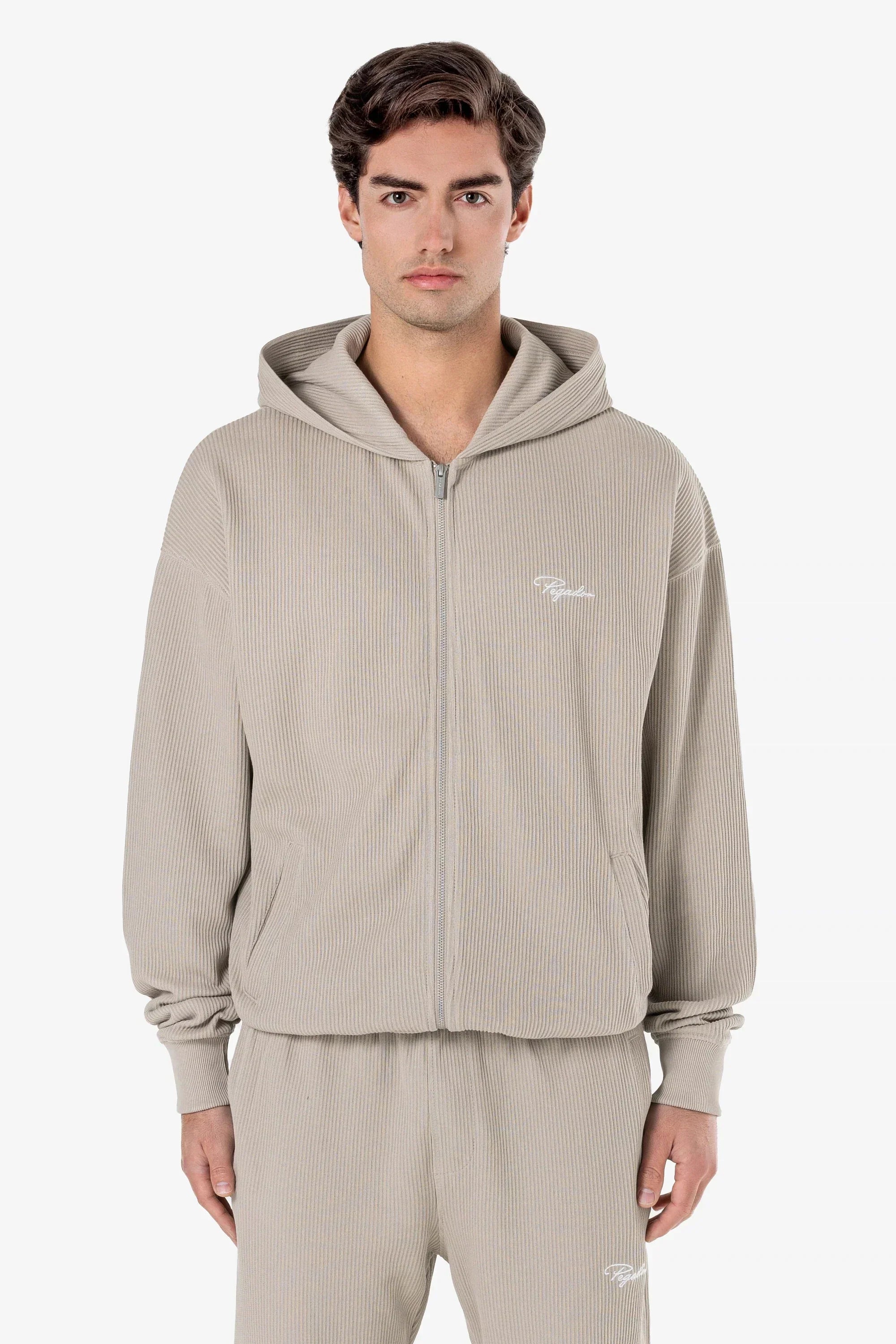 Chaqueta Rebrasta Oversized Pranašena en Gris Oscuro y Blanco