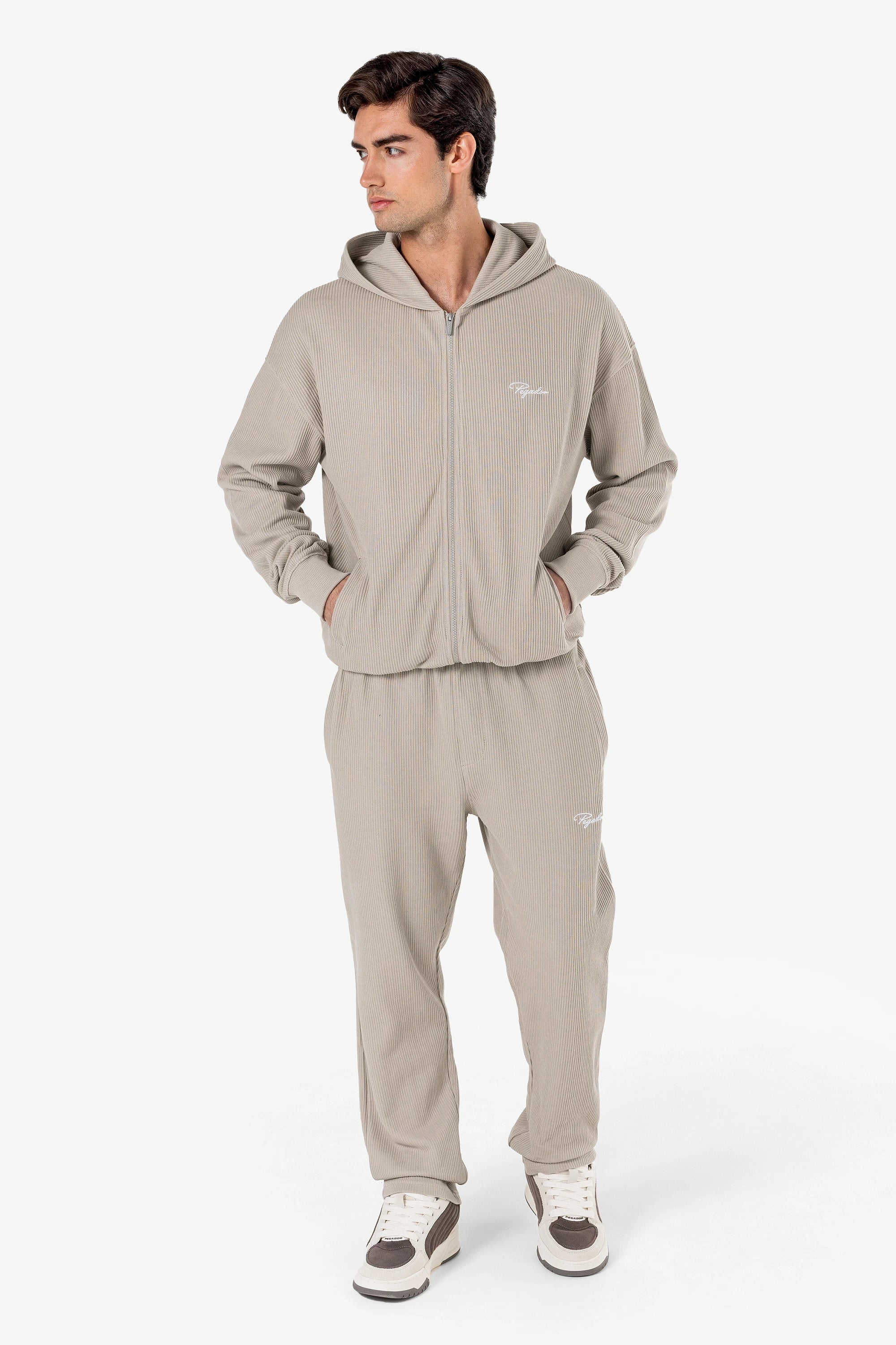 Chaqueta Rebrasta Oversized Pranašena en Gris Oscuro y Blanco