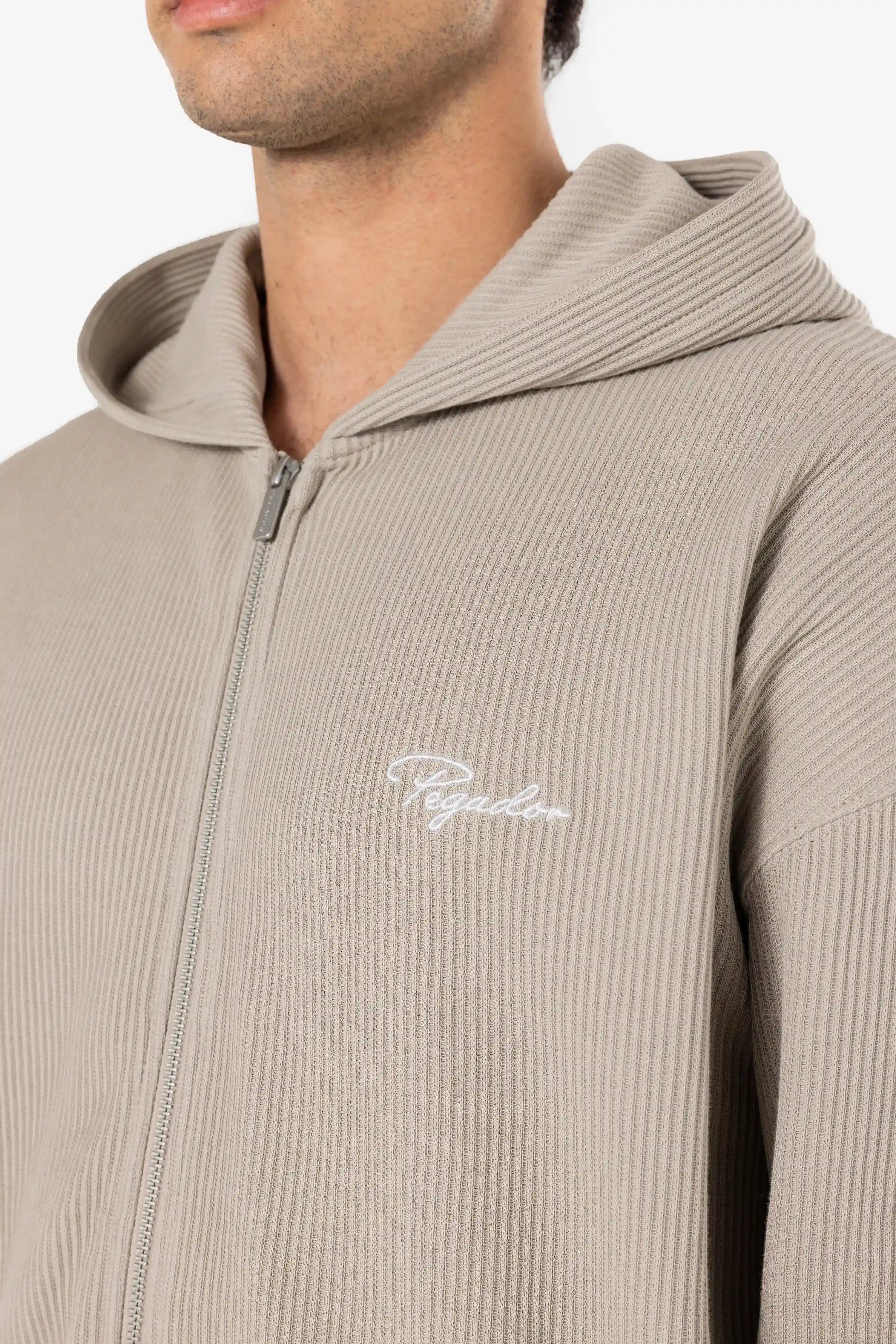 Chaqueta Rebrasta Oversized Pranašena en Gris Oscuro y Blanco